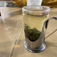横浜中華街 北京飯店 - ホットウーロン茶(¥250) - おかわり自由。凍頂烏龍茶とのこと。緑茶にも似た味で、少し甘みがあります。
