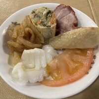 横浜中華街 北京飯店 - ① 彩り冷菜5種盛り合わせ - イカ、トマト、蒸し鶏、クラゲ、チャーシュー(らしきもの)とブリトーみたいなやつ。味付けはシンプルにごま油のみで、素材の味を楽しめるようになっています