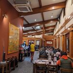 蓬来軒 - 広く清潔な店内