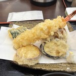 自然薯とそばの店 高尾の桜 - 天ぷらは、大きな海老に舞茸・茄子・ウド？サツマモ