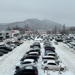 Okura Yama Myunhen Ohashi Ten - 駐車場の向こうには藻岩山が見えます