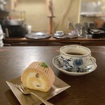 カフェ エチカ - 栗のロールケーキ、コーヒー