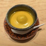 鮨 一二郎 - 握りの前はお酒が進むアテのオンパレード。この日は南瓜のスープからスタートでした❤️