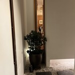 鮨 一二郎 - 縦に細いスリット窓からこぼれるあたたかな灯りが遠くから浮かびあがります。