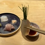 鮨 一二郎 - ヒラメは芽ネギと一緒にお塩でいただくのが絶品❤️