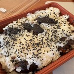 Kashikura Seika - 胡麻塩をかけた花豆赤飯