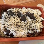 Kashikura Seika - 胡麻塩をかけた花豆赤飯