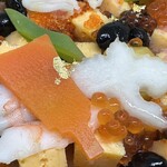 あなご屋銀座ひらい - 金箔をあしらったちらし寿しも美味しかった