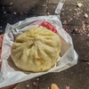 東京豚饅 - 蒸し立ての豚饅300円をバラで一個だけ購入したら袋で渡されます。あと辛子も付いてきます。