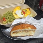 キッチン ブルー グローブ - 最後の青じそパスタ、チーズオムレツ、他店のシャーピンと共に