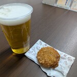 カフェ・ヴェッセル2 - 生ビールにイカメンチで700円。