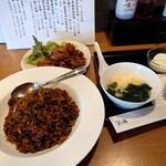 創作料理 笑場 - たまり醤油の黒炒飯定食 1,200円(税込)
、笑場唐揚げ 790円(税込)