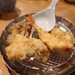 天ぷらめし 金子半之助  - 舞茸、烏賊かき揚げ、海老、大葉を巻いたかしわの4品が一皿目となる。