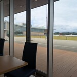 せんだん亭 - 芝刈りロボットが働いてる