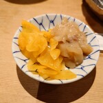 天ぷらめし 金子半之助  - おつまみ3種から、つぼ漬けといか柚子を取り出す。