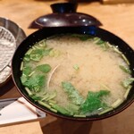 天ぷらめし 金子半之助  - 熱々で提供されるアサリの味噌汁。