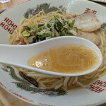 第1食堂 - スープはあっさり白濁したクリーミーな味わいの豚骨スープ。