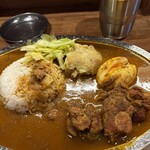 spice curry & BAR ドンカリ - サラサラなルーなので店主さんからカウンター席に置いていただきました♪