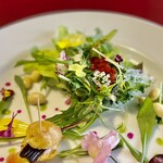 馳走CO-JIRO - トマトのピューレをおとして作った球体がサラダのドレッシング代わりに。地元産のフレッシュな野菜を目でも舌でも楽しめる一皿に感動♡
