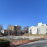 インデアンレストラン  ニューミラ - 天久保二丁目交差点。ここにはかつてエルトリートという名のメキシカンなレストランがあった。今は地下までほじくり返されて痕跡を抹消され、再生後は同じゼンショーグループのすき家に生まれ変わるという情報がある