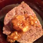 焼肉うしごろ - シャトーブリアンライス、レアのシャトーブリアンを一口ライスと特製ステー
      キソースで