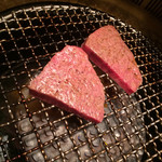 焼肉うしごろ - シャトーブリアンライス、レアのシャトーブリアンを一口ライスと特製ステー
      キソースで