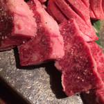 焼肉うしごろ - 塩物（厚切りタンをレモンと青唐辛子味噌で、厚切りハラミを本山葵で）たん