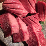 焼肉うしごろ - 塩物（厚切りタンをレモンと青唐辛子味噌で、厚切りハラミを本山葵で）