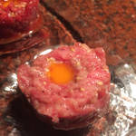 焼肉うしごろ - 前菜　ざぶとんの炙り握り・タレ・おろしポン酢、塩ユッケ（うちももを塩ダ
      レで）、タレユッケ（ザブトンを甘ダレで）