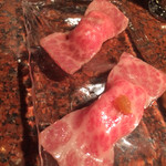 焼肉うしごろ - 前菜　ざぶとんの炙り握り・タレ・おろしポン酢、塩ユッケ（うちももを塩ダ
      レで）、タレユッケ（ザブトンを甘ダレで）