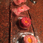 焼肉うしごろ - 前菜　ざぶとんの炙り握り・タレ・おろしポン酢、塩ユッケ（うちももを塩ダ
      レで）、タレユッケ（ザブトンを甘ダレで）