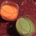 焼肉うしごろ - 野菜のスムージー（小松菜とキウイ・バナナ・ヨーグルト、人参とリンゴ・バ
      ナナ・ヨーグルト）