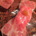 焼肉うしごろ - 前菜　ざぶとんの炙り握り・タレ・おろしポン酢、塩ユッケ（うちももを塩ダ
      レで）、タレユッケ（ザブトンを甘ダレで）