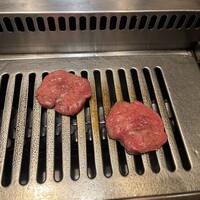 焼肉うしごろ 横浜店 - 写真を撮る前にタンを焼いてしまいました。