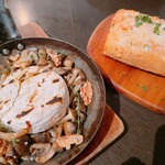 tavern on S <es> - 丸ごとカマンベールと茸のソテー& 渋いちベーカリーのグラナパダーノ・ガーリックトースト