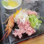 みなと市場 小松鮪専門店 - ◆「海鮮山鉾丼」いただく時は... 山鉾の出っ張り(ネギトロ)部と本体を 一旦切り離してからいただきます！