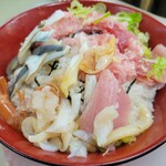 みなと市場 小松鮪専門店 - ◆「海鮮山鉾丼」いただく時は... 山鉾の出っ張り(ネギトロ)部と本体を 一旦切り離してからいただきます！