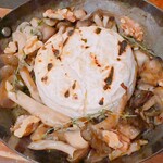 tavern on S <es> - 丸ごとカマンベールと茸のソテー