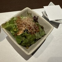 鉄板焼と和食 宴 - 湯葉と有馬じゃこのサラダ