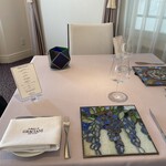 279158088 - 席に着く。ステンドグラスが素敵