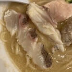 らぁ麺 麦造 - 鯛の切り身2切…1切はひっくり返してみました。