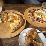 ポンチーズ・ピザ - 左黄金のマルゲリータ　右はみ出しベーコンととろとろ卵