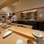 鮨 一二郎 - 丁寧にお手入れされた一枚板の檜のカウンターがしっとりと肌に馴染みます。明るく優しいライティングも好み。