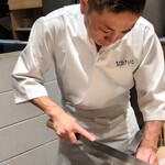 おおたに - 鱧の骨切りをする大将。