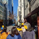 天ぷらめし 金子半之助  日本橋店 - 11:04最後尾にて。目の前の角を右折してから店舗がある。