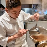 おおたに - 大きな鍋でお出汁をとる大将。