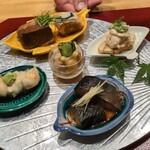 おおたに - 八寸：① 鰻の白焼き。② 穴子の煮凝り。③ 三河もち豚の角煮とえびす南瓜の葛粉揚げ。④ 夏野菜と車海老の白和え。⑤ にしん茄子。 
