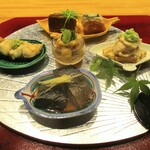 おおたに - 八寸：① 鰻の白焼き。② 穴子の煮凝り。③ 三河もち豚の角煮とえびす南瓜の葛粉揚げ。④ 夏野菜と車海老の白和え。⑤ にしん茄子。 