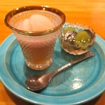 おおたに - 甘味：シャインマスカットと巨峰のジンジャーエールゼリー、桃のアイスクリームとアールグレイティーのわらび餅。