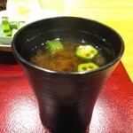 おおたに - おくらとわかめの赤出汁。